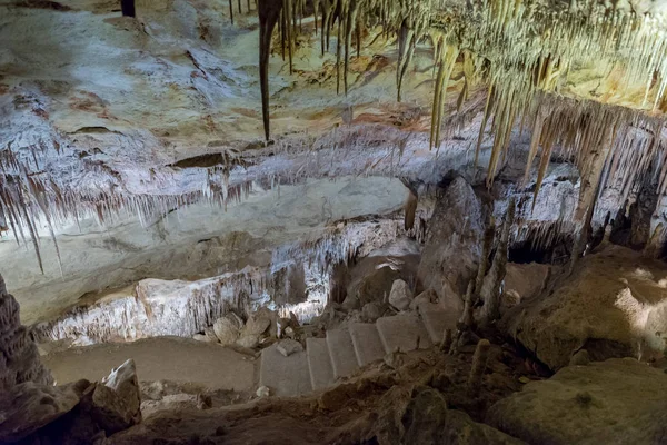 sarkıt ve dikitler mağarada görünümü