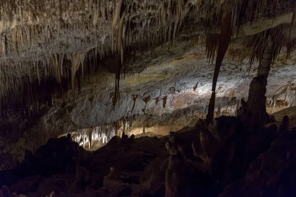 sarkıt ve dikitler mağarada görünümü