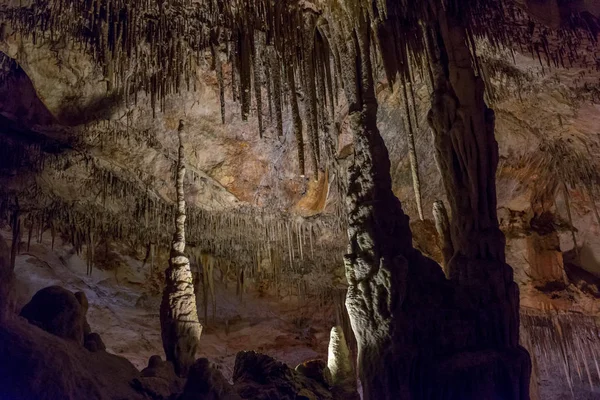 sarkıt ve dikitler mağarada görünümü
