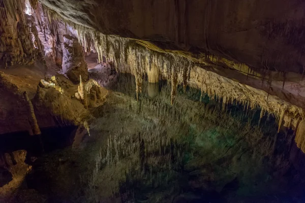sarkıt ve dikitler mağarada görünümü