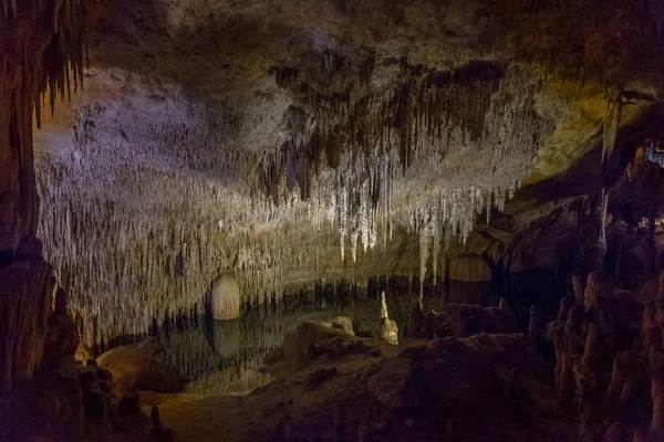 Θέα Από Τους Σταλακτίτες Και Σταλαγμίτες Στο Σπήλαιο — Φωτογραφία Αρχείου