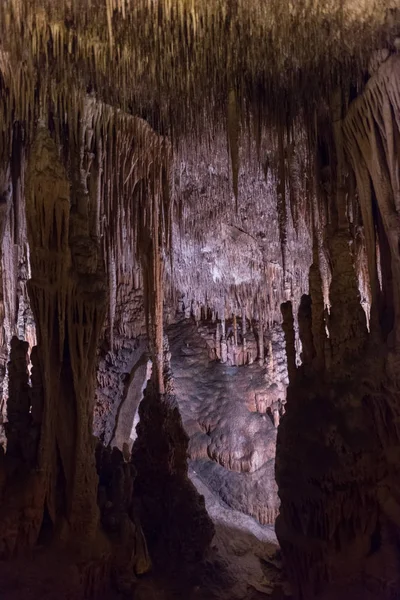 sarkıt ve dikitler mağarada görünümü