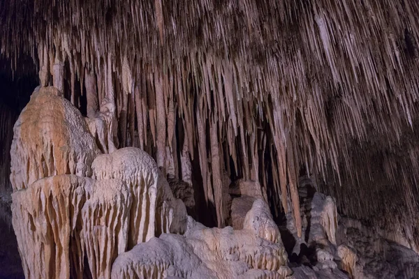 Blick Auf Die Stalaktiten Und Stalagmiten Der Höhle — Stockfoto