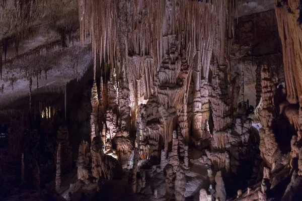 sarkıt ve dikitler mağarada görünümü