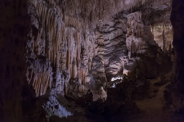 sarkıt ve dikitler mağarada görünümü