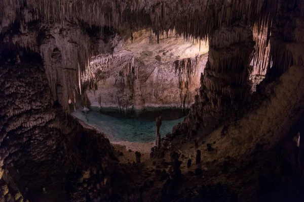 sarkıt ve dikitler mağarada görünümü