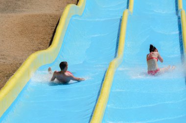 su kaydırağı su parkta insanlarla yolculuk
