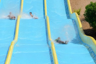 su kaydırağı su parkta insanlarla yolculuk