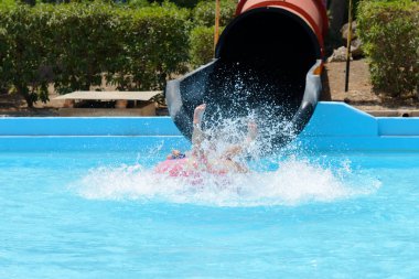 su kaydırağı su parkta insanlarla yolculuk
