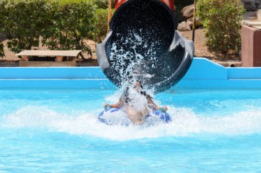 su kaydırağı su parkta insanlarla yolculuk