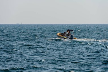 Ufukta bir motorlu tekne ile deniz manzarası