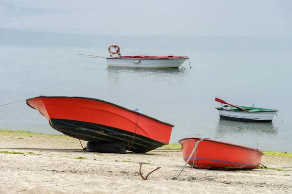 Červené Dřevěné Rybářské Lodě Zakotvené — Stock fotografie