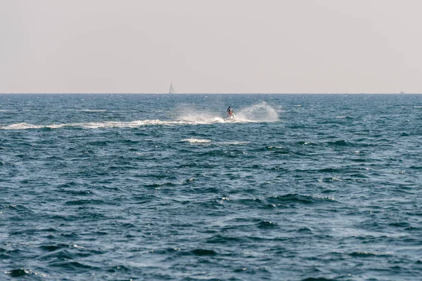 Paysage Marin Avec Une Motomarine Sur Eau — Photo