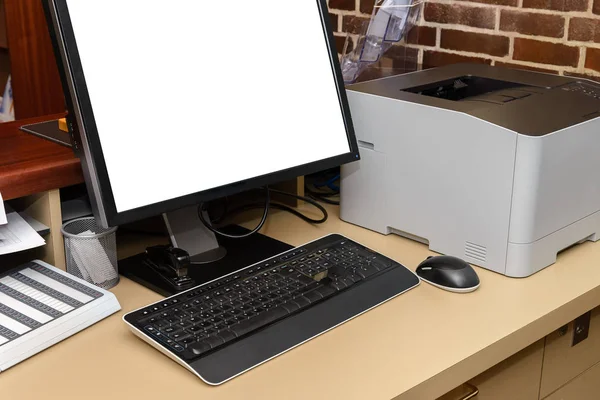 사무실에서 책상에 프린터와 컴퓨터 — 스톡 사진