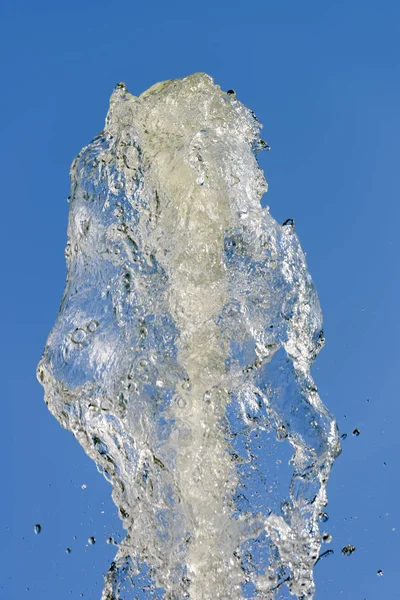 Respingo Água Contra Céu Azul — Fotografia de Stock