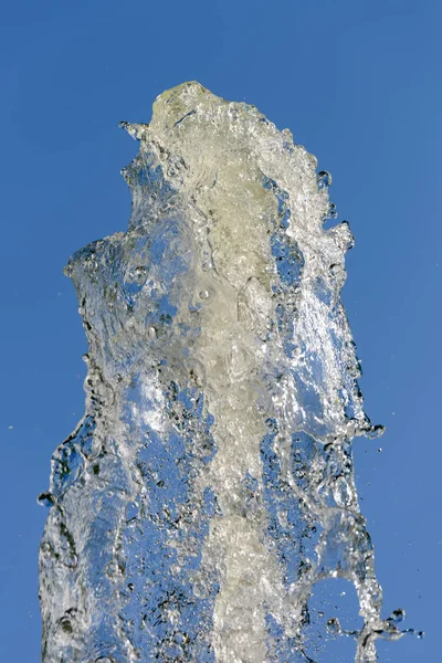 Splash Water Tegen Blauwe Hemel — Stockfoto
