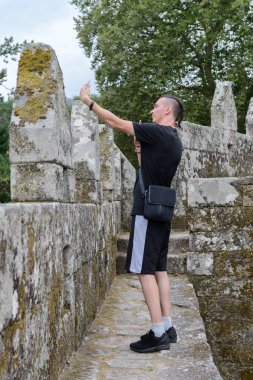 cep telefonunda selfie yapan genç erkek