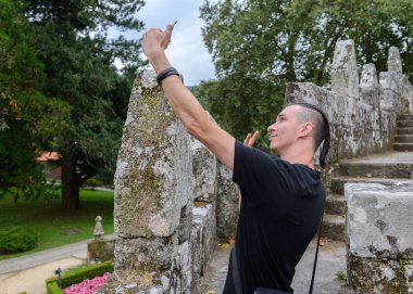 cep telefonunda selfie yapan genç erkek