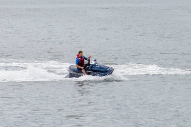 adam bir hydrocycle biniyor