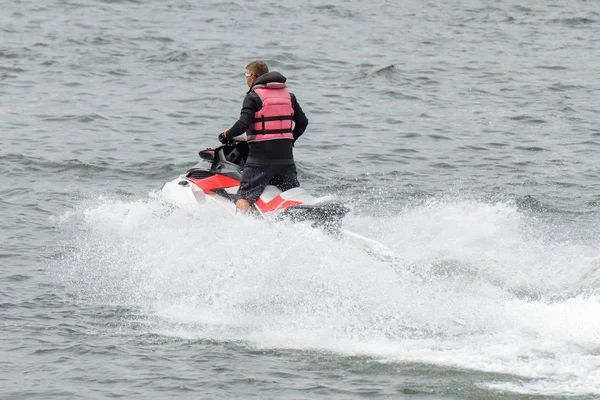 adam bir hydrocycle biniyor