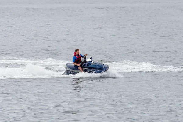 adam bir hydrocycle biniyor