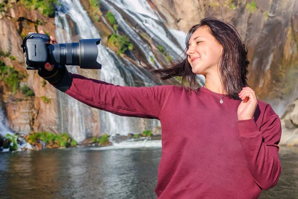 Hermosa Chica Hace Selfie Con Cámara Slr — Foto de Stock