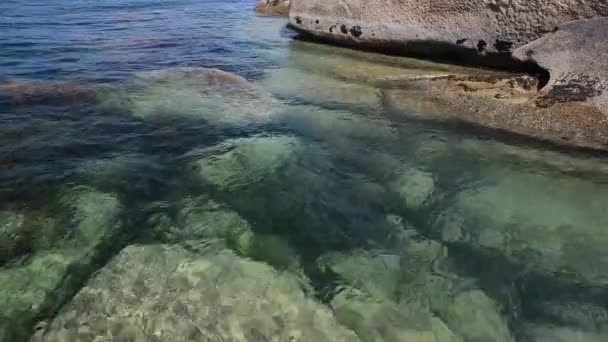 Vídeo Uma Rocha Água Lavada Por Água Mar Close — Vídeo de Stock