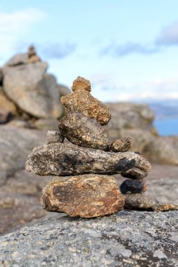 taşlar tarafından bir piramit inşa kıyısında