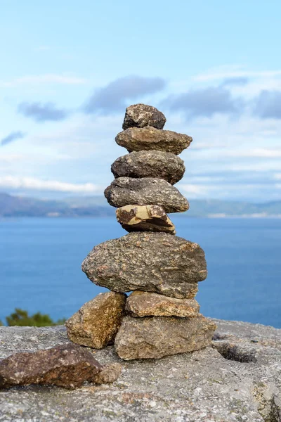 Stenen Aan Oever Van Een Piramide Opgebouwd — Stockfoto