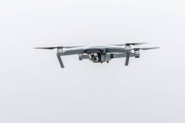 gökyüzünde uçan quadrocopter yakın çekim