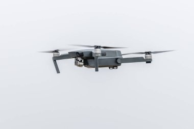 gökyüzünde uçan quadrocopter yakın çekim