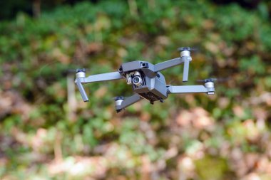quadrocopter yeşil yeşillik, bir arka plan üzerinde uçan yakın çekim