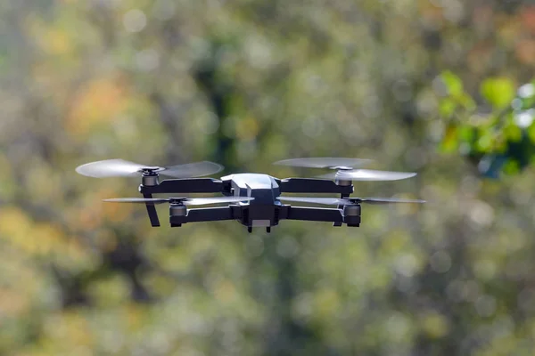 Quadrocopter Volant Sur Fond Feuillage Vert Gros Plan — Photo