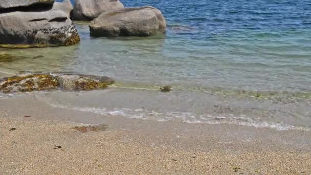 Bellissimo Paesaggio Marino Spiaggia Tropicale Vuota Circondata Massi Pietra — Video Stock