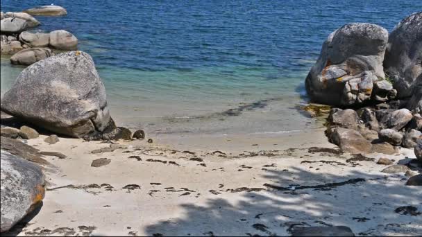 Красивый Морской Пейзаж Пустой Тропический Пляж Окружении Каменных Валунов — стоковое видео