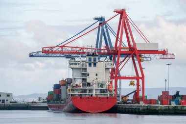 yükleme noktasındaki deniz tanker