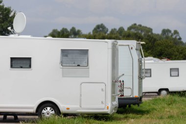 otoparkta park karavanlar