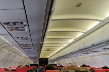 uçağın yolcu kabini iç görünüm