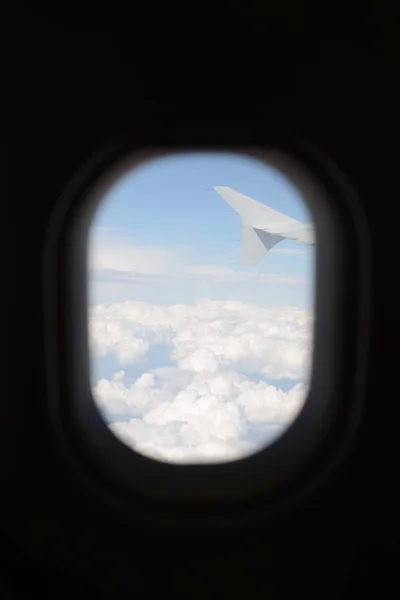 飛行機の窓からの雲の眺め — ストック写真