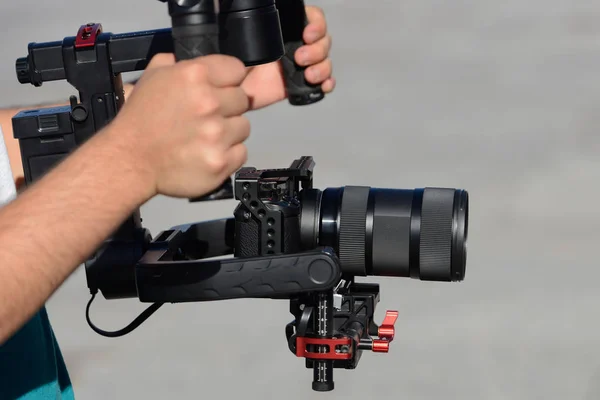 Videógrafo Filma Vídeo Com Câmera Mirrorless Com Estabilizador — Fotografia de Stock