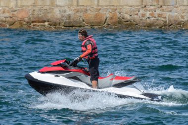 adam bir hydrocycle denizde biniyor