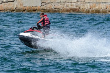 adam bir hydrocycle denizde biniyor