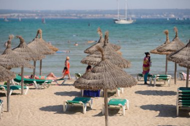 deniz sahilde hasır şemsiyeler