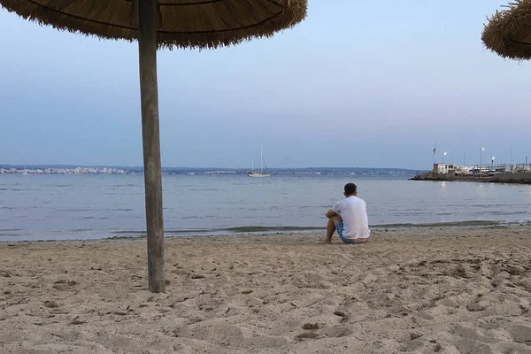 Одинокий Человек Сидит Пляже Глядя Море — стоковое фото