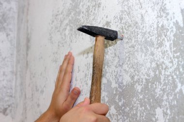 inşaatı işi, bir çekiç çekiç bir dübel duvara yakın çekim