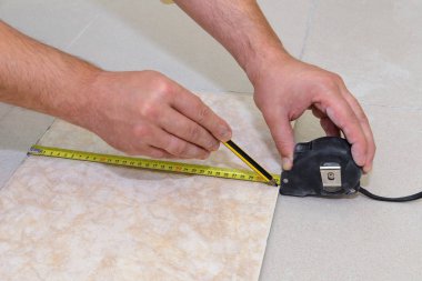 İnşaat çalışması, işçi bir kiremit bir kalem ile berabere