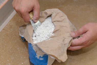 çalışan bir spatula kaymak gibi bir torba alır.