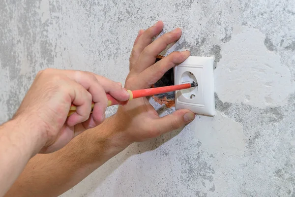 Trabalhos Construção Eletricista Instala Soquete — Fotografia de Stock