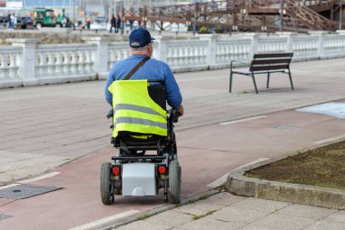 sokakta bir elektrikli tekerlekli sandalye Engelli kişi