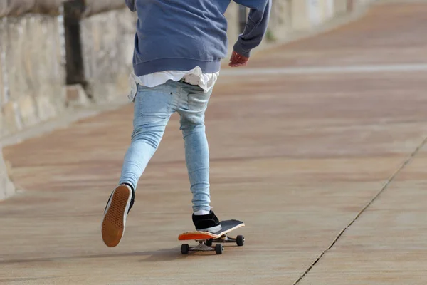 青少年滑冰在街上 — 图库照片